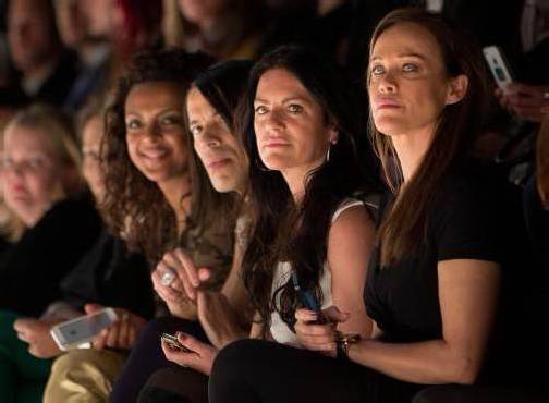 Die Schauspielerinnen Dennenesch Zoudé, Christine Neubauer und Sonja Kirchberger saßen gemeinsam mit Catwalk-Trainer Jorge Gonzalez bei der Show von Eva Lutz in der ersten Reihe. Fotos: Rts, dapd