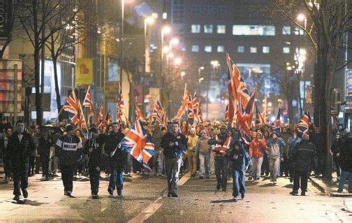 Die britische Flagge weht nicht mehr ständig auf dem Rathaus in Belfast: Für pro-britische Demonstranten ein zu großes Zugeständnis. Foto: EPA