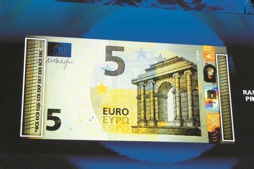 Die erste Banknote der neuen Euro-Serie überzeugt mit wichtigen Sicherheitsfeatures. Foto: EPA/Rössler