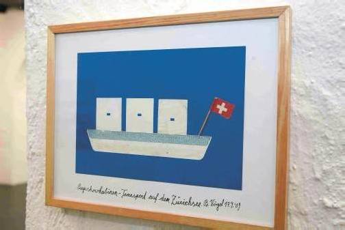 Diese Collage von Barbara Vögel trägt den Titel „Peepshowkabinen-Transport auf dem Zürichsee“.