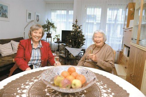 Doris (links) und Annelies Rinke fühlen sich im Seniorenheim bestens aufgehoben. Foto: vn/stiplovsek
