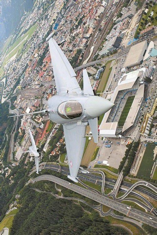 Ein Eurofighter über dem Innsbrucker Fußballstadion. Foto: APA