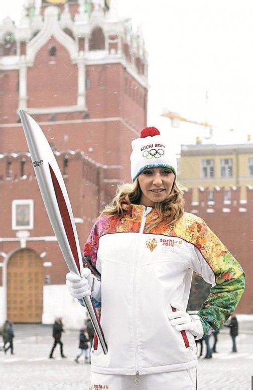 Eistänzerin Tatyana Navka zeigt in Moskau die neue Fackel. Foto: ap