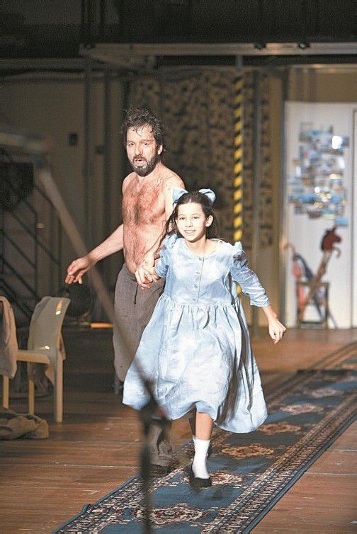 Elektra tritt als Kind und als junge Frau auf. Foto: Theater/Horn