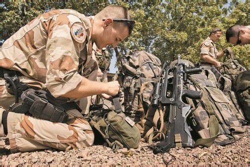 Französische Soldaten bereiten sich im Tschad auf den Einsatz in Mali, einer ehemaligen Kolonie ihres Landes, vor. Foto: Reuters