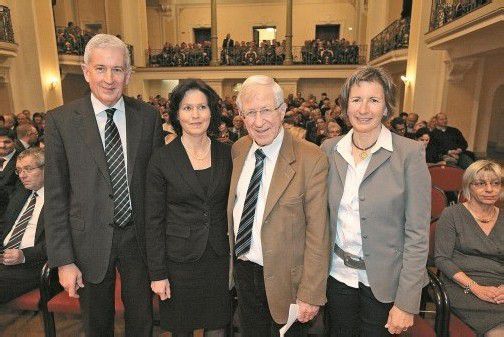 Gastgeber mit Referent und Ehrengast: Bürgermeister Wilfried Berchtold mit Sabine sowie Franz Alt und Gabriele Nussbaumer. FotoS: AME
