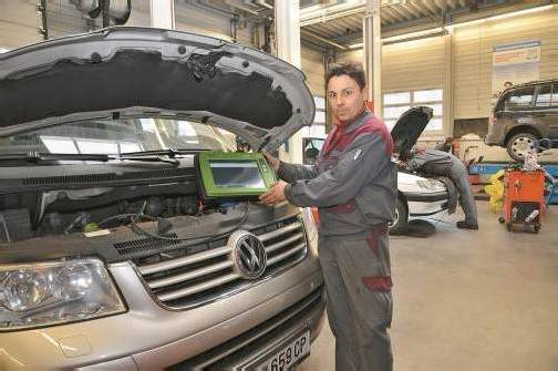 Geschäftsführer Dietmar Köb in seiner Kfz-Werkstatt in Schwarzach. Fotos: VN/Gasser