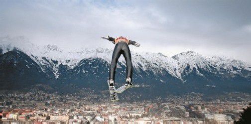 Gregor Schlierenzauer genießt beim dritten Springen der Vierschanzentournee heute in Innsbruck Heimvorteil – 12,5 Punkte gilt es auf den in Führung liegenden Norweger Anders Jacobsen aufzuholen. Foto: apa