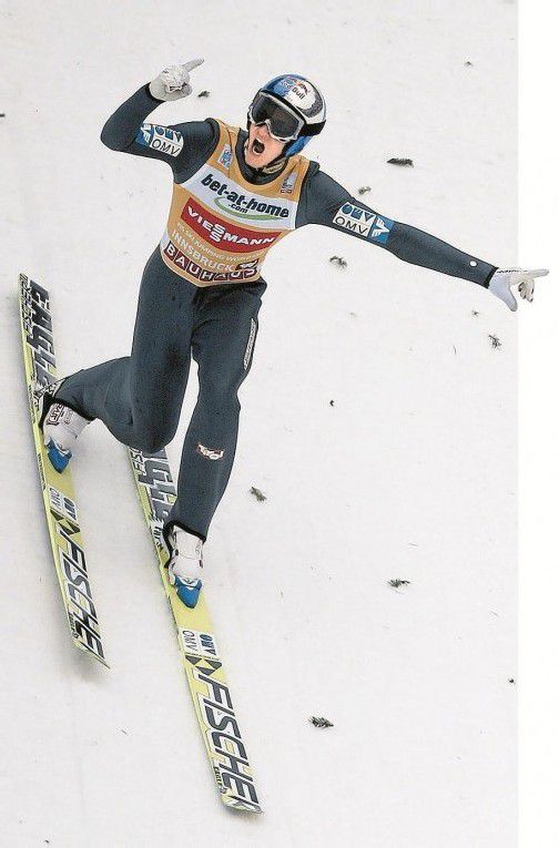 Gregor Schlierenzauer jubelt: Mit einem perfekten Sprung holte er sich in Innsbruck die Führung. Foto: apa
