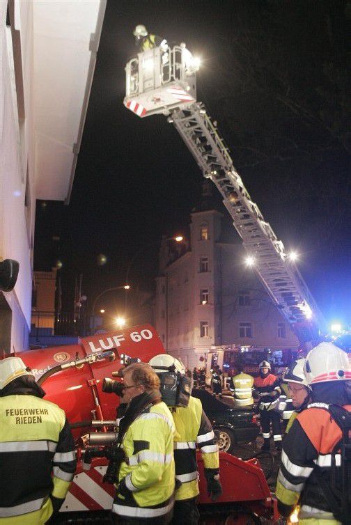 Großeinsatz in der Bregenzer Belruptstraße: Knapp 90 Feuerwehrleute bekämpften Flammen und Rauch. Foto: VOl.at/Pletsch