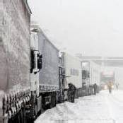 Schnee sorgt für Chaos auf Österreichs Straßen