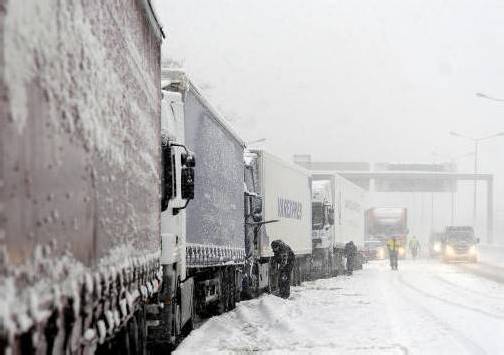 Hängen gebliebene Lkw sorgten für Staus auf den Autobahnen, auf dem Flughafen Wien-Schwechat durften keine Maschinen mehr landen.
