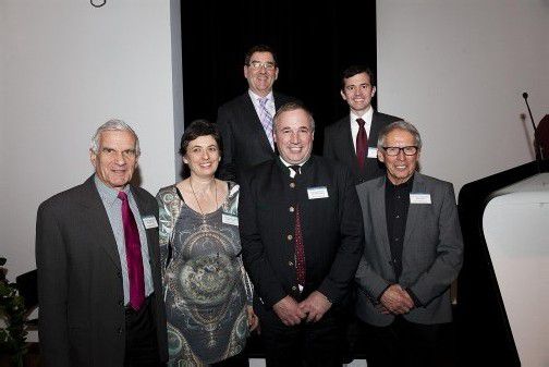 Hermann Kert (l.) mit Andrea Vonbrül und Helmut Jenny sowie Reinhard Metzler mit Ernst Matt und Bürgermeister Martin Summer. FotoS: Mathis