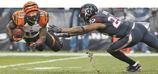 Houston (r.) bremste Cincinnati im Wildcard-Spiel aus. Foto: Reuters