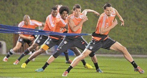 Im Trainingslager in Doha bereiten sich Daniel van Buyten (r.) und Co. bei perfekten Bedingungen auf die Frühjahrssaison vor. Foto: AP