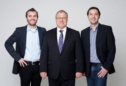 Ing. Robert (l.) und Ing. Richard (r.) Waibel übernehmen den Familienbetrieb von ihrem Vater Walter Waibel. Foto: M. Gmeiner