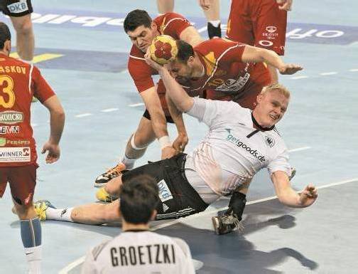 Kreisläufer Patrick Wiencek bereitete der offensiven mazedonischen 5:1-Deckung viele Probleme. Foto: epa