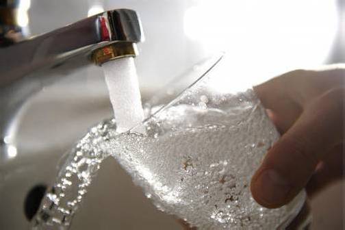 Kritiker befürchten, dass es durch die Richtlinie zu einer Privatisierung von Wasser kommen könnte. Foto: ap