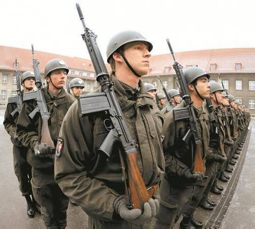 Landesverteidigung
Die Zeiten des Kalten Krieges sind vorbei. Nationalstaaten gehen in Mitteleuropa nicht mehr aufeinander los. Der Angriff einer fremden Armee auf Österreich ist unrealistisch geworden. An die Stelle der alten sind neue Bedrohungsszenarien getreten – zum Beispiel Terroranschläge oder Cyberattacken. Das erfordere Spezialisten und daher ein Berufsheer, sagen die einen. Gerade in einem Wehrpflicht-Heer gebe es viele aus der Praxis kommende Fachkräfte, meinen die anderen.