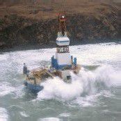 Ölbohrinsel bei Sturm vor Alaska auf Grund gelaufen