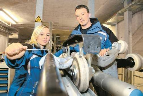 Lehrlingsbeauftragter Bernd Netzer blickt Lisa Fiel genau über die Schulter, ob auch alles perfekt passt. FOTOS: VN/HOFMEISTER