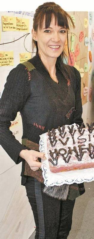 Lockte die Gäste mit einer Festtorte: Birgit Maria König. Fotos: FRANC