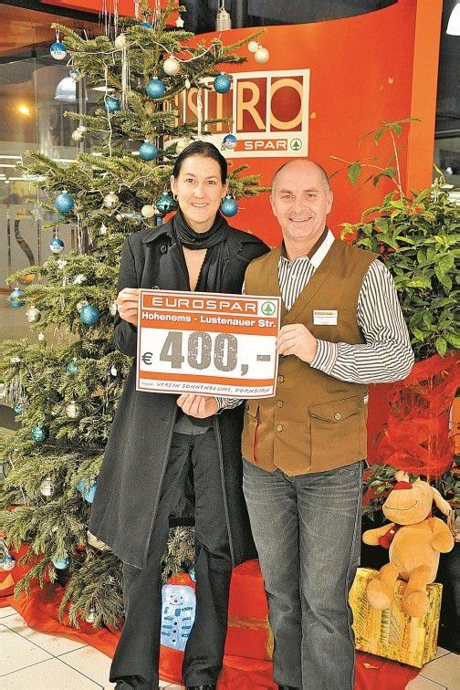 Manuela Ortner, Verein „Sonnenblume“, und Marktleiter Felder.