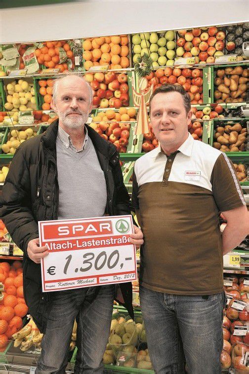 Marktleiter Günther Ceric (rechts) übergibt den Spendenscheck Dietmar Kotterer. Foto: Spar