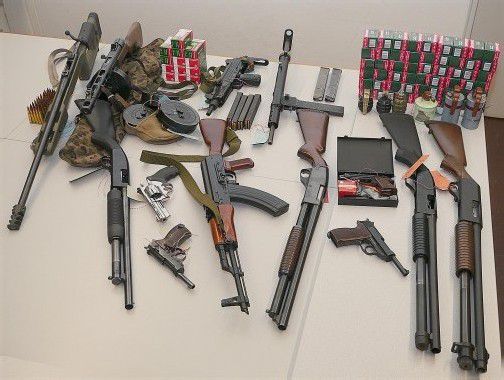 Sichergestellte Waffen: Die Polizei soll nach Meinung mancher Fraktionen bei Verdacht zu Hausdurchsuchungen berechtigt sein.