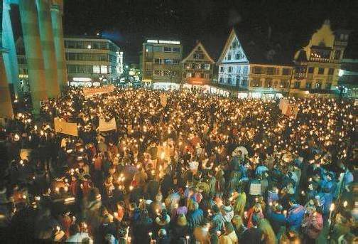 Mehr als 8000 Menschen demonstrierten damals auf dem Dornbirner Marktplatz. Foto: vn-Archiv/hofmeister