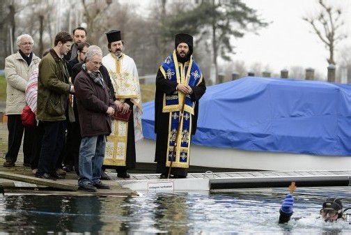 Metropolit Arsenios warf ein Kreuz ins Wasser, das ein Taucher umgehend barg. Foto: Stiplovsek