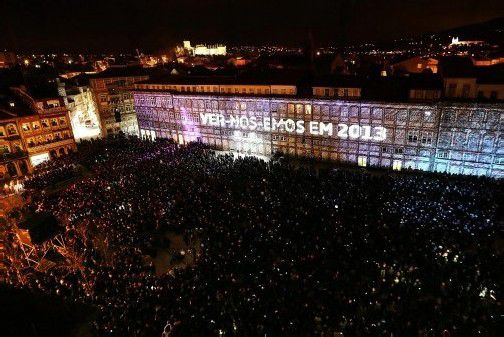 Mit einem Spektakel von La Fura dels Baus hat sich Giumaraes in Portugal als Kulturhauptstadt verabschiedet und Marseille und Kosice begrüßt.