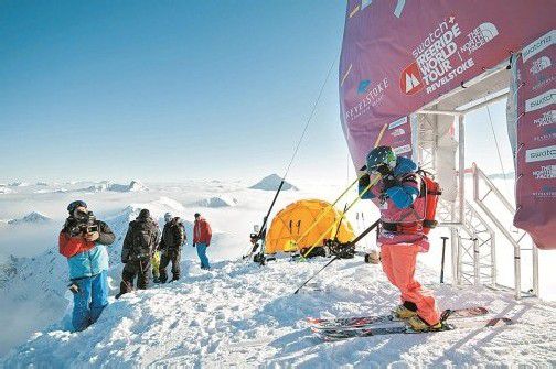 Nadine Wallner vor ihrem großen Auftritt in Revelstoke – und als glückliche Zweitplatzierte auf dem Podium (r.). Ihre Taktik ist in Kanada voll aufgegangen. Fotos: FWT