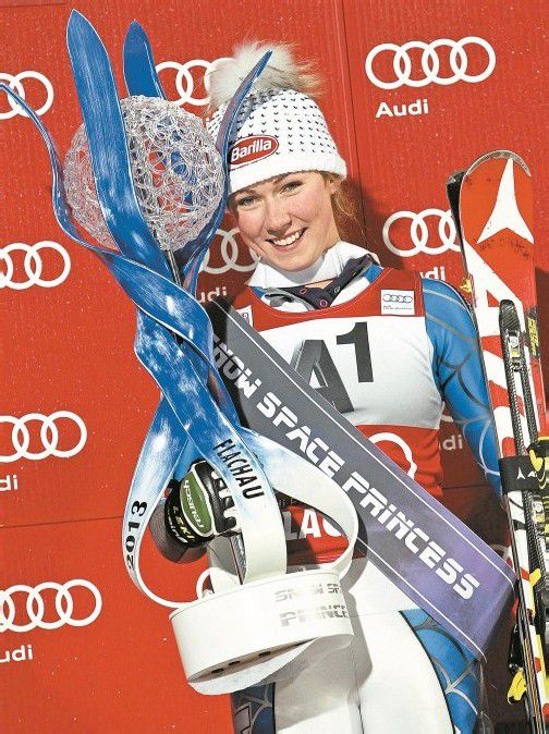 Nächster Pokal: Mikaela Shiffrin nahm in Flachau die Siegertrophäe für den Slalomsieg in Empfang. Foto: ap