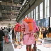 Grüner Modezirkus im Berliner Tempelhof