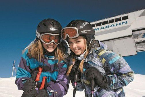 Nicht ohne Kopfschutz: Für Patricia und Anna aus Bregenz ist das Helmtragen zur Selbstverständlichkeit geworden. Foto: L. Berchtold