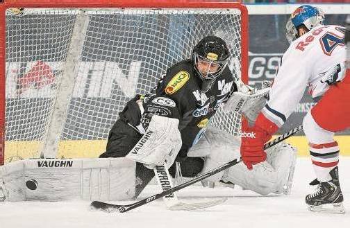 Patrick DesRochers hält gegen Salzburg-Star Doug Schremp – Dornbirns tolle Leistung im Volksgarten wurde mit einem Punkt belohnt.