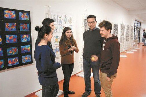 Prof. Amann mit Teilen seiner Ethikgruppe: Am BG Blumenstraße muss sich jeder Schüler persönlich beim Direktor vom Religionsuntericht abmelden. So fallen bewusste Entscheidungen. Foto: VN/Matt