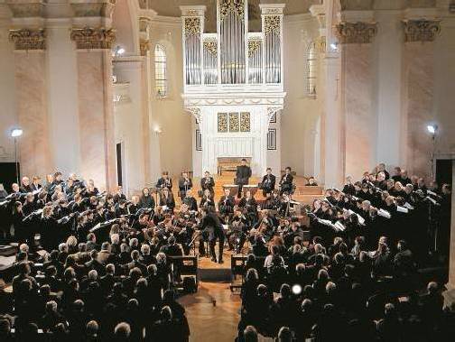 Rund 70 semiprofessionelle Sänger aus der Region hatten sich unter Markus Landerer für Händel starkgemacht. Foto: JU