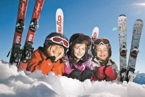 So schön kann eine Skiwoche für Kinder sein. Aber nicht mehr alle Schüler nehmen an einer Wintersportwoche teil. Foto: l. berchtold