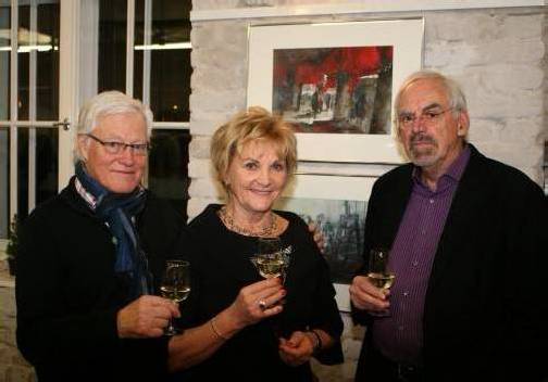 Stieß mit ihrem Lebensgefährten Gebhard Rimmele (l.) und Heribert Mader auf ihre Ausstellung an: Künstlerin Ute Mangold. FotoS: SIHA