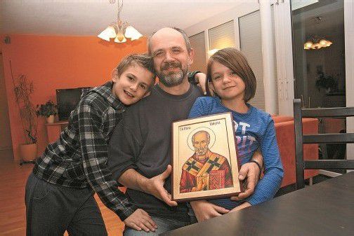 Tamara (10) und Luka (9) hören gern zu, wenn ihr Papa seinen Glauben erläutert. In der Hand hält er die Ikone des Hl. Nikola. Foto: VN/Matt