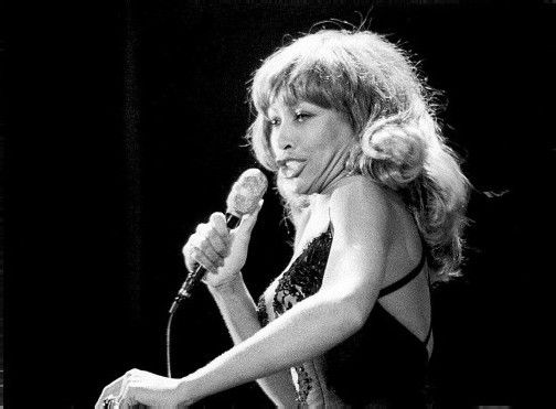 Tina Turner in der Lustenauer Eishalle (1970er-Jahre). Nachdem sie in den 60er-Jahren zusammen mit ihrem Mann Ike ein erfolgreiches Duo gebildet hatte, trat Tina Turner nach einem Karriereknick in den 70er-Jahren auch in kleinen Räumlichkeiten vor oft nur wenigen Hundert Zuschauern auf. Erst nach 1980 begann die erfolgreiche Solokarriere von Tina Turner mit insgesamt 180 Millionen verkauften Platten.