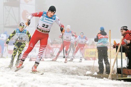 Vorarlbergs Kombinierer Sepp Schneider wird in Schonach vom Franzosen François Braud verfolgt. Foto: gepa