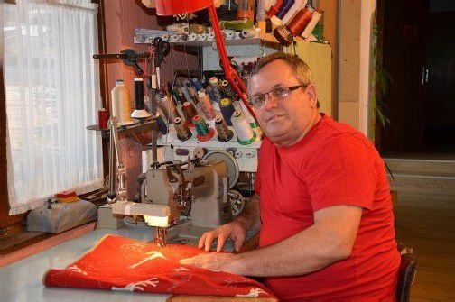 Walter Dona in seiner Werkstatt an der Nähmaschine. Foto: tobias Hämmerle