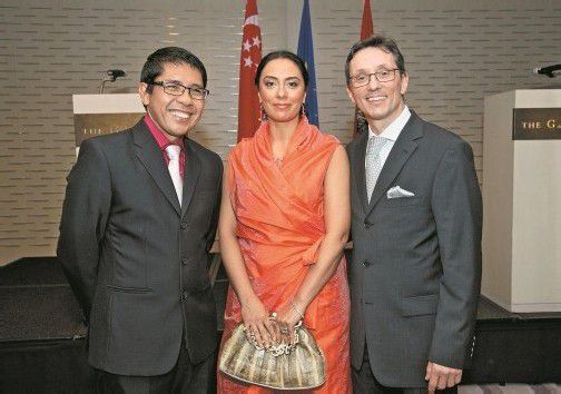 Wirtschaftsdelegierter Volker Ammann (rechts) mit Frau Helena und Ehrengast bei Österreichs Empfang in Singapur.