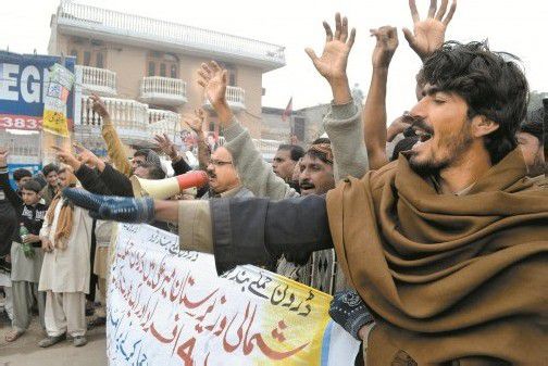 Wütende Menschen protestierten gestern in Pakistan gegen den Einsatz von US-Drohnen. Am Vortag wurden dabei 14 Menschen getötet. Foto: EPA