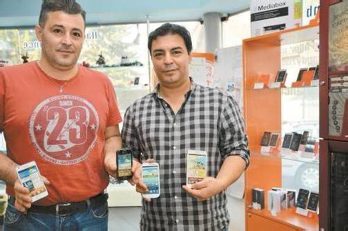 Zafer und Ziya Yildirim hauchen Mobiltelefonen in der Handy-Ambulance neues Leben ein. Fotos: VN/Gasser