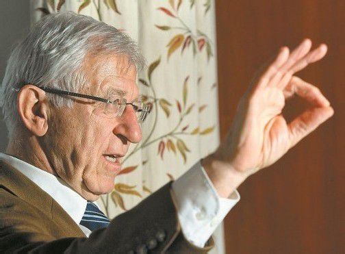 „Die Sonne schickt täglich 15.000-mal mehr Energie, als zurzeit alle sechs Milliarden Menschen verbrauchen“: Franz Alt im VN-Gespräch. Foto: VN/Hofmeister