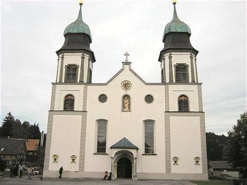 Ab dem heutigen Aschermittwoch wird das Giebelkreuz der Wallfahrtskirche „Mariä Heimsuchung“ in Bildstein nicht mehr zu sehen sein. Foto: VN